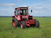 Volvo BM Traktor auf einer Wiese bei Kungslena, Schweden (14.06.2015)