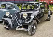 . Citro�n Traction Avant 11 B Familiale, Bj 1937, war bei der  Journ�e de la vieille carosserie  im Fond de Gras am 26.07.2015 zu Gast. 