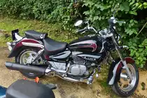 . Hyosung V-Twin stand am 26.07.2015 am Wegesrand.