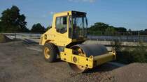 Bomag BW177D-3 steht auf einer Baustelle in 36100 Petersberg im Juli 2015