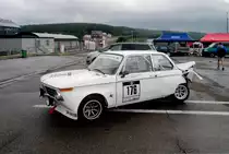Frondansicht Nr.176 BMW 2002 Ti, schwer gezeichnet vom Regenrennen beim Dunlop FHR Langstreckencup, Youngtimer Festival Spa am 19.7.2015