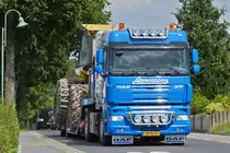 . Daf XF mit einer schweren Maschine beladen m�ht sich eine Stra�ensteigung hinauf, gesehen am  31.07.2014