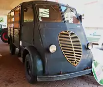 . Peugeot Q3A , Bj 1948 – 1950, 1600 Kg Leergewicht durfte 1400 Kg zuladen, der Motor stammte aus dem Peugeot 203 mit 40 Ps, Höchsdrehzahl 3800 u/min, Verbrauch 14 l /100 km, höchst Geschwindigkeit 65 Km/h, Kabine mit 3 Sitzplätzen aber ohne Heizung, er war auch nur in der Grünen Farbe (aus Deutschen Armee beständen) zu haben. Es wurden 4206 Fahrzeuge in den 2 Jahren produziert, seine Ära  war beendet als Citroën den HY mit tiefer flacher Ladefläche und Vorderradantrieb auf den Markt brachte. 
Gesehen bei den Vintage Cars & Bikes in Steinfort am 02.08.2015.  