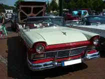 Ford Fairlane 500 Sunliner Convertible des Jahrganges 1957. Der Fairlane 500 war das Spitzenmodell des Modelljahres 1957. Darunter rangierten der Fairlane, der Custom 300 und der Custom. Von diesem Modell verkaufte Ford 1957 77.728 Autos. Der Grundpreis lag bei US$ 2605,00. US-Fahrzeugtreffen am 26.07.2015 in Oberhausen.