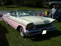 Mercury Monterey Convertible des Modelljahres 1957. Der Monterey war die niedrigste Ausstattungsvariante dieses Modelljahres. Darüber rangierten der Montclair und der Turnpike Cruiser. Von Convertible verkaufte Mercury 1957 5.003 Stück. Der Grundpreis lag bei US$ 3005,00. Der V8-motor leistet 255 PS aus 5110 cm³ Hubraum. US-Fahrzeugtreffen am 26.07.2015 in Oberhausen.