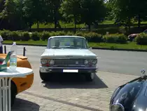 Ford Fairlane 500 des Modelljahres 1962. Die Fairlane-Modelle waren das Midsizeauto im Programm von Ford/USA. Sie waren wahlweise mit einem 2.8l 6-Zylinderreihenmotor oder mit einem V8-motor mit 3.6l Hubraum lieferbar. US-Fahrzeugtreffen am 26.07.2015 in Oberhausen.