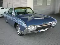 Ford Thunderbird des Modelljahres 1963. Vom abgelichteten Coupe-Modell setzte Ford 1963 
56.945 Autos ab. Der Einstiegspreis lag bei US$ 4.455,00. Der V8-motor hat einen Hubraum von 6.4l und war mit 300 PS, 330 PS oder 340 PS lieferbar. US-Fahrzeugtreffen am 26.07.2015 in Oberhausen.