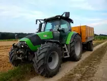 DEUTZ-FAHR_Agrotron-K610 (82÷89kW; 6057 cm³) wartet auf einem Feldweg mit Einachshänger auf die Beladung von frisch gedroschenem Weizen; 150722
