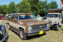  . Chevrolet Suburban wird bei seiner Ankunft bei den Vintage Cars & Bikes 2015 in  Steinforteinen Stellplatz zugewiesen.  02.08.2015