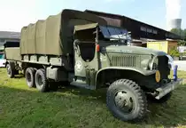 GMC CCKW353, US-amerikanischer Milit�r-LKW, gebaut von 1941-45, 6-Zyl.Ottomotor mit 4400ccm und 104PS, Vmax.72Km/h, 6.Int.Milit�rfahrzeugtreffen im Schweizerischen Milit�rmuseum Full, Juli 2015
