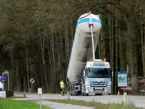 ACTROS, mit Siloaufbau entleert unter Aufsicht seine Fracht bei einer Baustelle; 141211