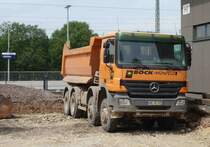 MB Actros der Firma Bock steht an der  Baustelle Bahnhof  der Konrad-Zuse-Stadt Hünfeld, Juli 2015