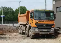 MB Actros der Firma Bock steht an der  Baustelle Bahnhof  der Konrad-Zuse-Stadt Hünfeld, Juli 2015