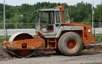 Hamm-Walze der Firma Bock steht an der  Baustelle Bahnhof  der Konrad-Zuse-Stadt Hünfeld, Juli 2015