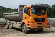 MAN der Firma Bock steht an der  Baustelle Bahnhof  der Konrad-Zuse-Stadt Hünfeld, Juli 2015