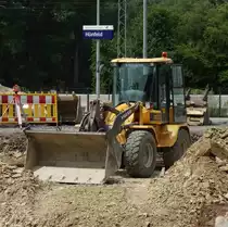 Volvo-Radlader der Firma Bock steht an der  Baustelle Bahnhof  der Konrad-Zuse-Stadt Hünfeld, Juli 2015