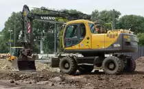 Volvo EW 170 der Firma Bock steht an der  Baustelle Bahnhof  der Konrad-Zuse-Stadt Hünfeld, Juli 2015
