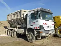 Mercedes-Benz Actros mit Kalkstreuer-Aufbau am 26.07.2015 in der Nähe von Longkamp