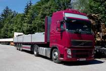 Volvo FH steht beladen für die nächste Tour, Juli 2015