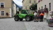 Panoramic-Lader vom Stadtbauamt Bad Reichenhall setzt Blumenkübel um, Juli 2015