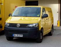 VW T5 der Deutschen Post steht am Bahnhof von Berchtesgaden im Juli 2015