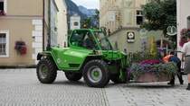 Panoramic-Lader vom Stadtbauamt Bad Reichenhall setzt Blumenkübel um, Juli 2015