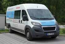 Peugeot der Glaserei Tölg steht auf einem Parkplatz in Bischofswiesen im Juli 2015