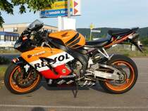 Honda CBR 1000 RR Fireblade abgestellt auf einem Parkplatz in Konz-Könen, 07.06.2015