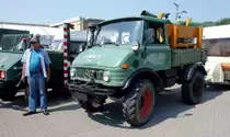 Unimog 403, gesehen auf einem Parkplatz im thüringischen Vacha. Die insgesamt 4 Fahrzeuge waren auf dem Heimweg vom Jahrestreffen des Unimog Veteranen Club UVC in der bayrischen Rhön.