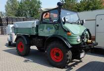 Unimog, gesehen auf einem Parkplatz im thüringischen Vacha. Die insgesamt 4 Fahrzeuge waren auf dem Heimweg vom Jahrestreffen des Unimog Veteranen Club UVC in der bayrischen Rhön.
