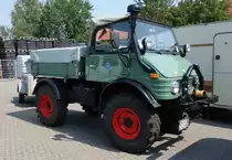 Unimog, gesehen auf einem Parkplatz im thüringischen Vacha. Die insgesamt 4 Fahrzeuge waren auf dem Heimweg vom Jahrestreffen des Unimog Veteranen Club UVC in der bayrischen Rhön.