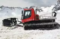 Pisten Bully 300W Polar als Schneeräumfahrzeug auf der Zugspitze bei der Arbeit am 22.06.15.