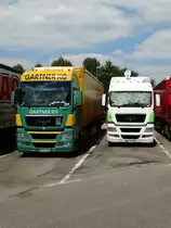 Zwei MAN TGX am 02.08.15 auf einen Rastplatz an der Autobahn A7