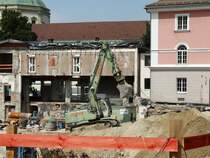 Geiger Liebherr Bagger am 04.08.15 in Kempten durch den Zaun fotografiert