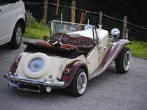 Bei einem Berggasthof in Österreich sah ich dieses Oldtimer Caprio - sorry, betreffs  Automarke und Typ kenne ich mich nicht aus; 15.08.2015
