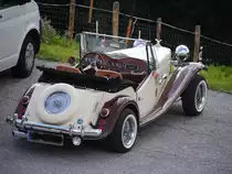 Bei einem Berggasthof in Österreich sah ich dieses Oldtimer Caprio - sorry, betreffs  Automarke und Typ kenne ich mich nicht aus; 15.08.2015
