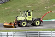MB-Trac beim Fahrbahn säubern auf dem Nürburgring 15.8.2015