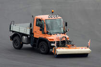 Unimog beim Fahrbahn säubern auf dem Nürburgring 15.8.2015