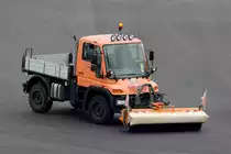 Unimog beim Fahrbahn säubern auf dem Nürburgring 15.8.2015