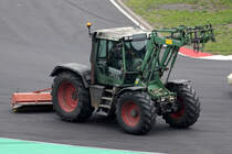 Fendt Schlepper beim Fahrbahn säubern auf dem Nürburgring 15.8.2015 