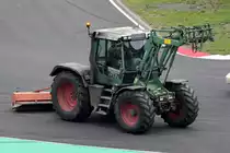 Fendt Schlepper beim Fahrbahn säubern auf dem Nürburgring 15.8.2015 