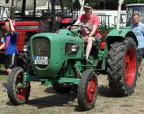 Güldner Tessin rollt zu seinem Standplatz bei der Oldtimerausstellung in Gudensberg im Juli 2015