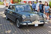 . Mercedes Benz 200 D sucht bei den Vintage Cars & Bikes Days 2015 in Steinfort nach einem Stellplatz. 