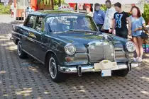 . Mercedes Benz 200 D sucht bei den Vintage Cars & Bikes Days 2015 in Steinfort nach einem Stellplatz. 