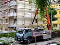 STEYR-Serie91 mit Kranaufbau, im Einsatz für ein Dachdeckerunternehmen; 140926