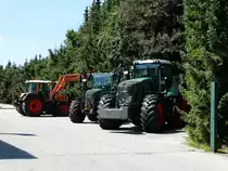 Fendt Vario 939 und 313 am 06.08.15 bei Fendt in Marktoberdorf über den Zaun fotografiert