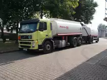 VOLVO Tankhängerzug,am 16.August 2015,in der Nähe vom Hafen im polnischen Sczcecin.