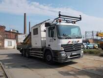 Mercedes mit Arbeitsbühne,am 16.August 2015,in Szczecin Glowny.