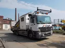 Mercedes mit Arbeitsbühne,am 16.August 2015,in Szczecin Glowny.