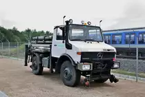Mercedes Bens, Zweiwege Unimog von Siemens mit einer Hebebühne, am 8.8.2015 abgestellt vor dem Siemens Prüfcenter in Wildenrath
